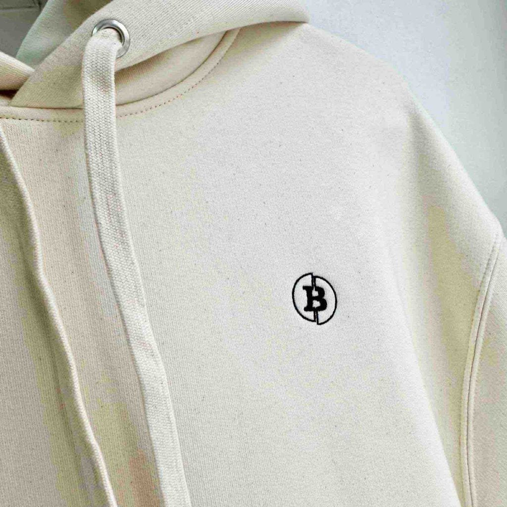 Stickereidetail des ATH Premium Hoodies in Natur