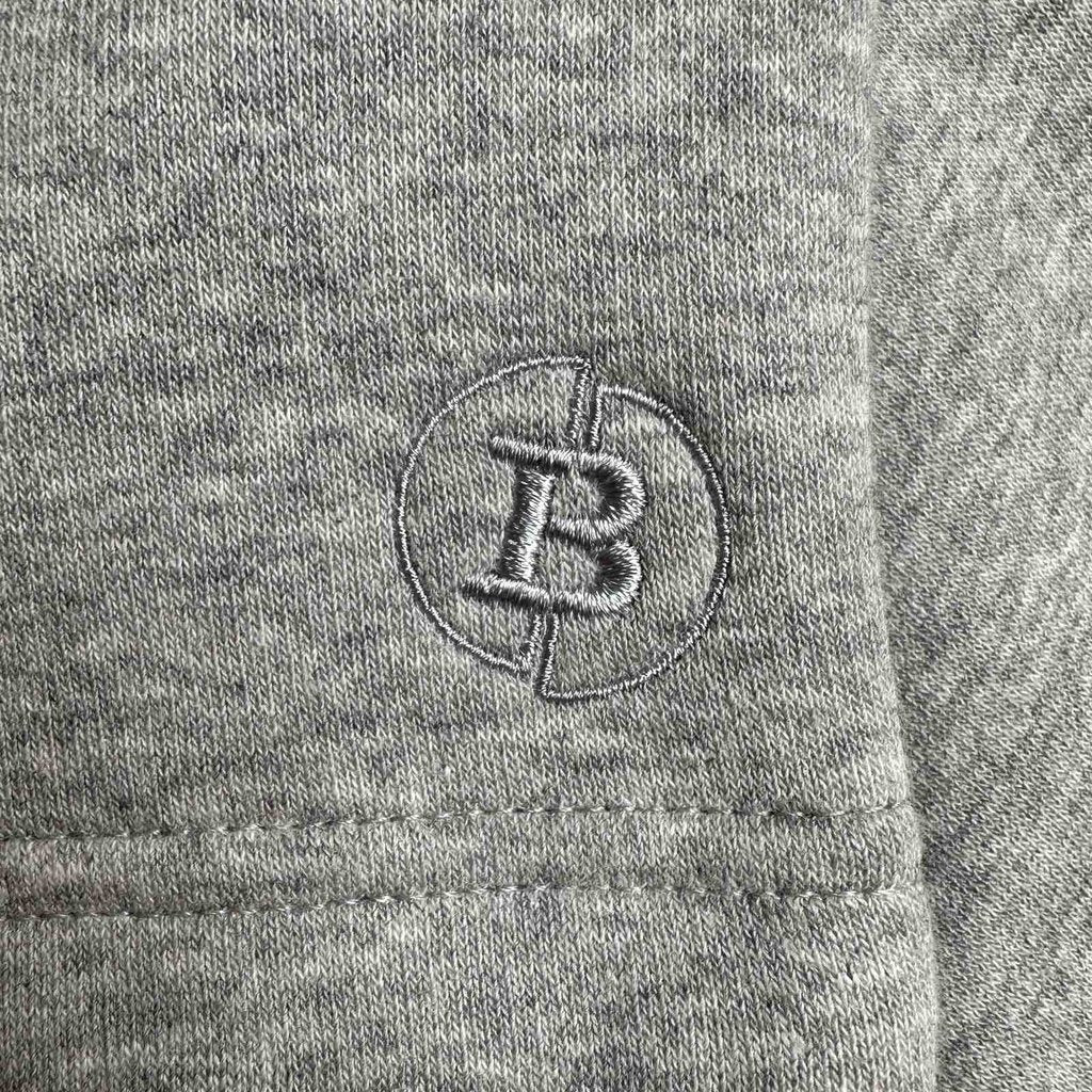 Stickereidetail der Bitcoin Shorts in Grau
