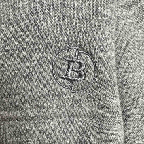 Stickereidetail der Bitcoin Shorts in Grau
