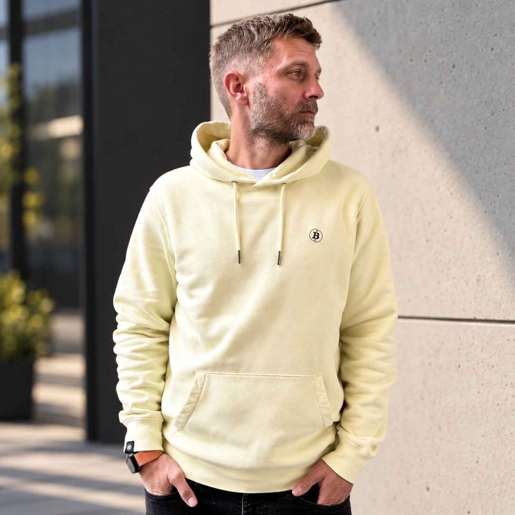 Genesis Hoodie in Gelb am Model