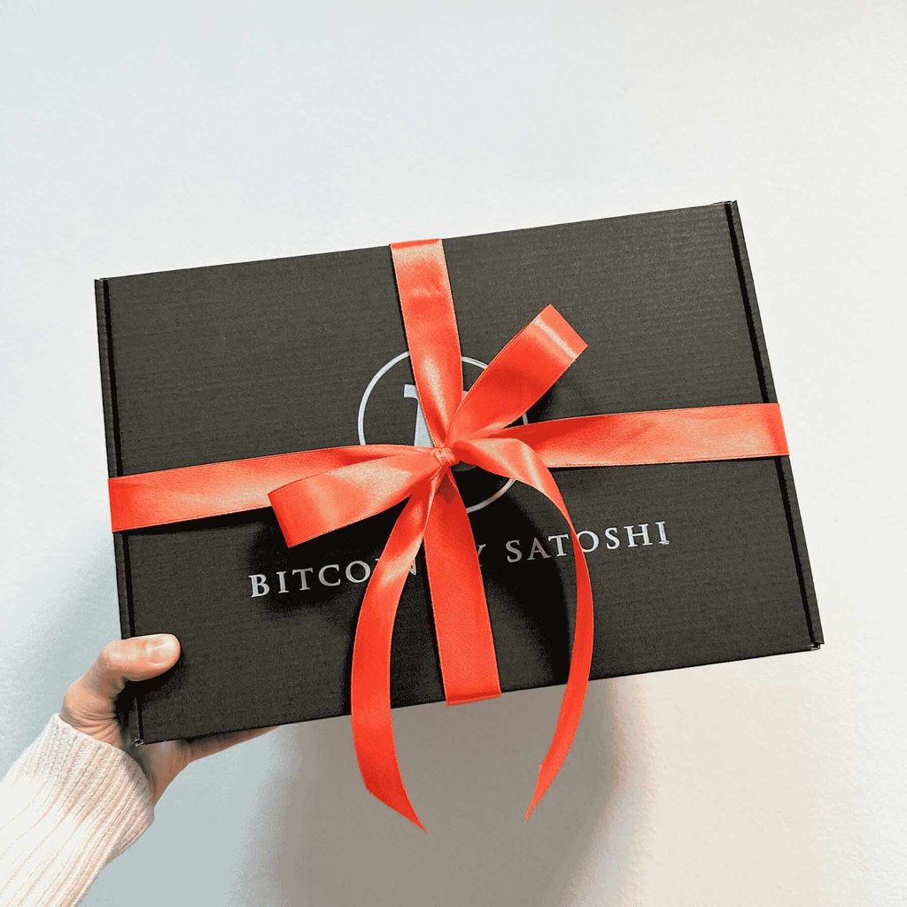 Geschenkverpackung mit orangefarbener Schleife